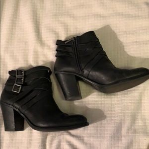 VINCE CAMUTO 8 1/2 black leather stacked heel